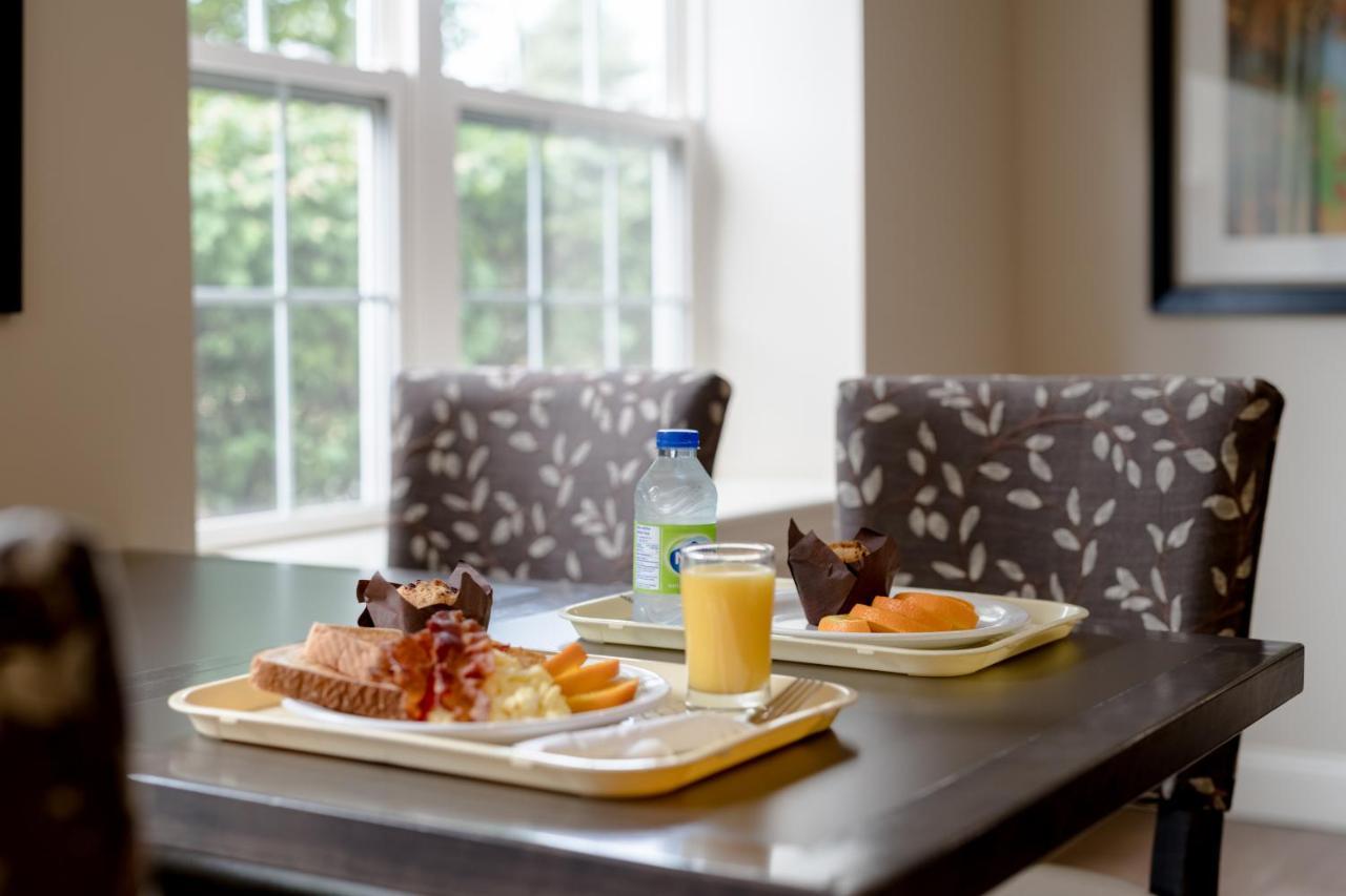 Amsterdam Inn & Suites Sussex Extérieur photo