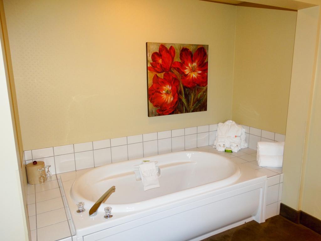 Amsterdam Inn & Suites Sussex Extérieur photo