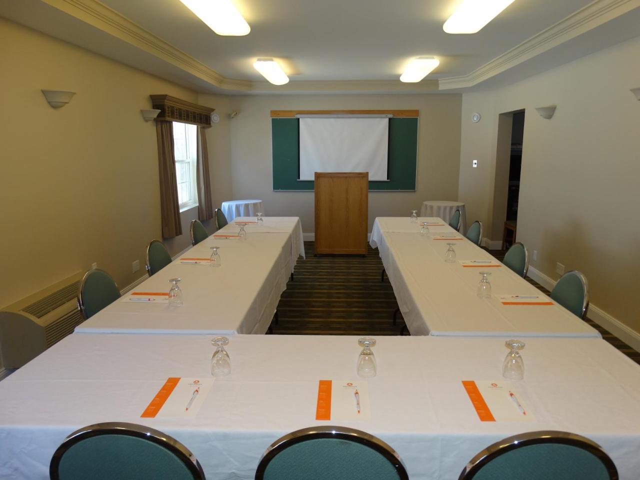 Amsterdam Inn & Suites Sussex Extérieur photo